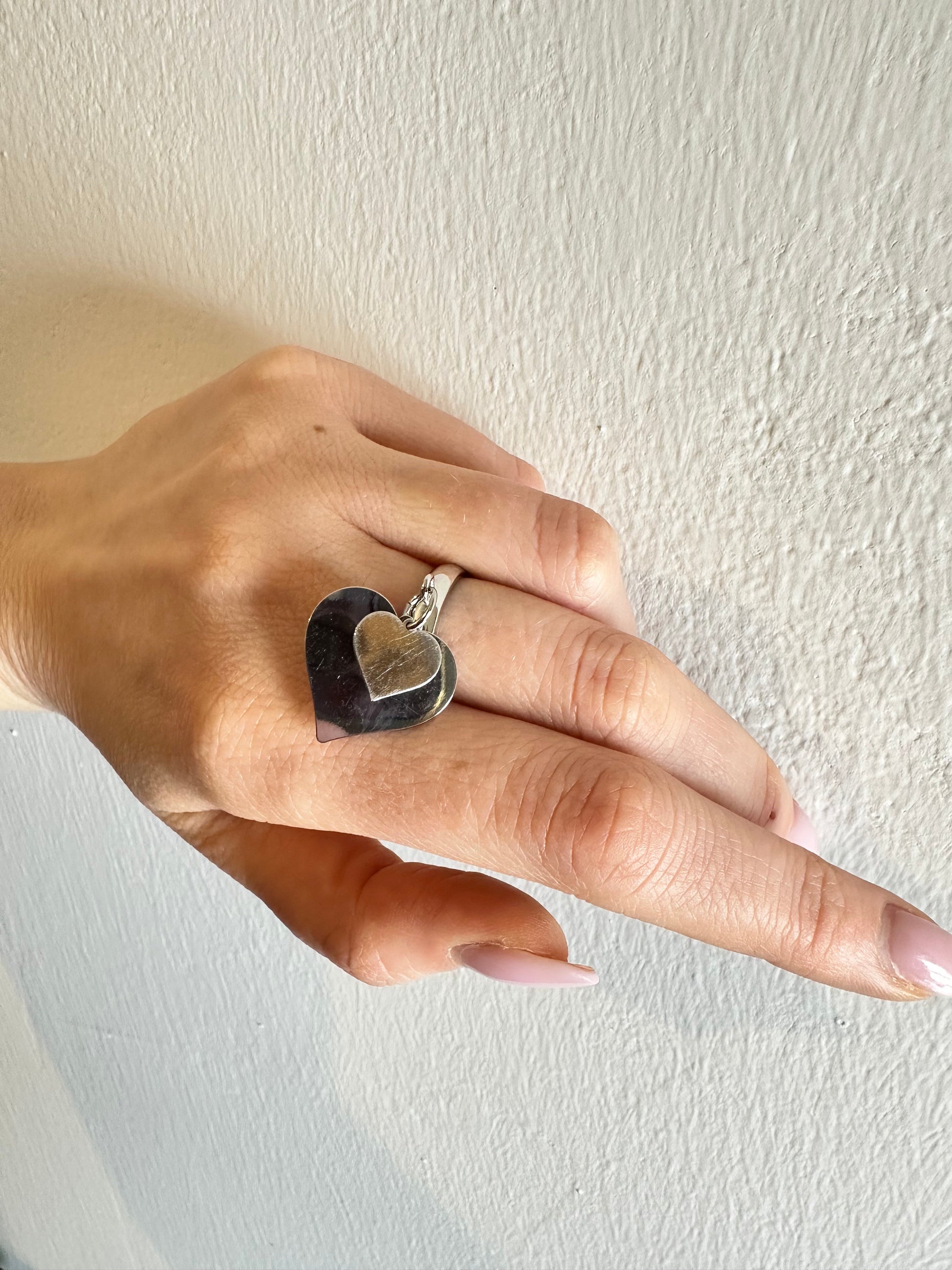 Anello Con Cuori Pendenti ANELLO CON DUE CUORI PENDENTI – La