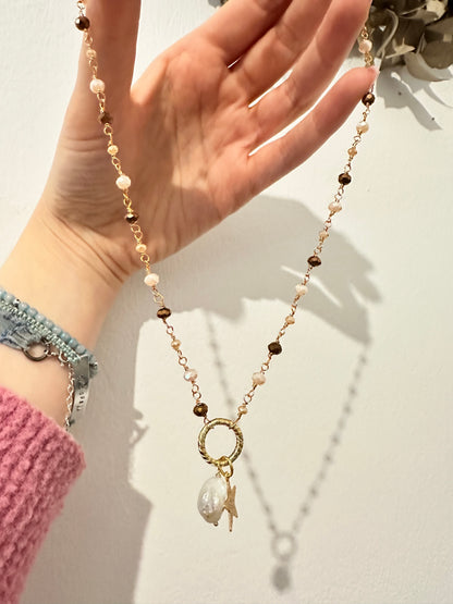 COLLANA CRISTALLI BEIGE E BRONZO, CON PERLA BAROCCA BIANCA E STELLA