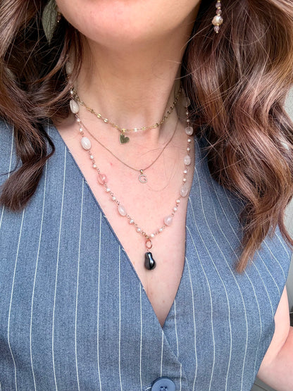 COLLANA TRASFORMABILE CON QUARZO ROSA, BASE ARGENTO ROSÉ E PERLA BAROCCA NERA