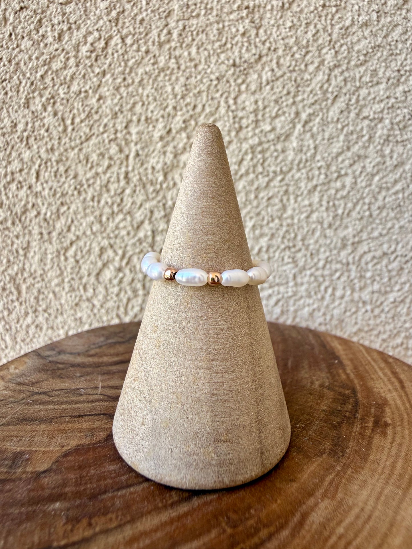 ANELLO ELASTICO CON PERLE RISINO IRREGOLARI BIANCHE E SFERE ROSÉ
