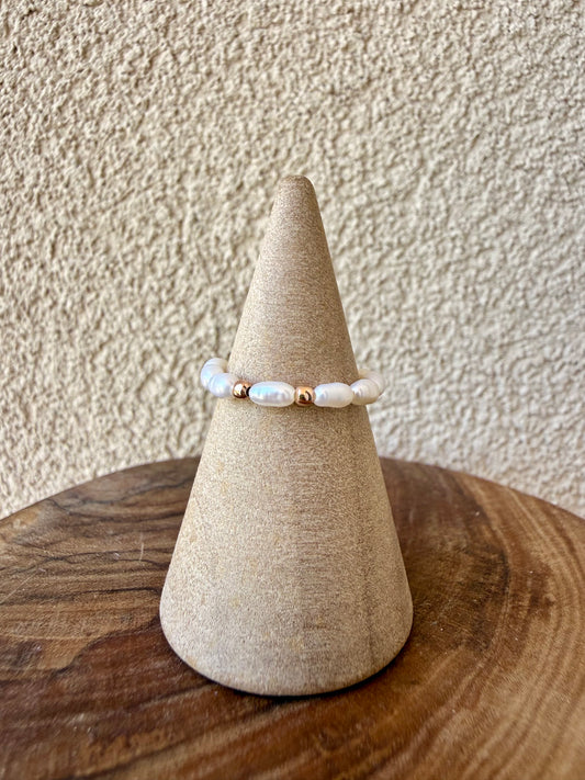 ANELLO ELASTICO CON PERLE RISINO IRREGOLARI BIANCHE E SFERE ROSÉ