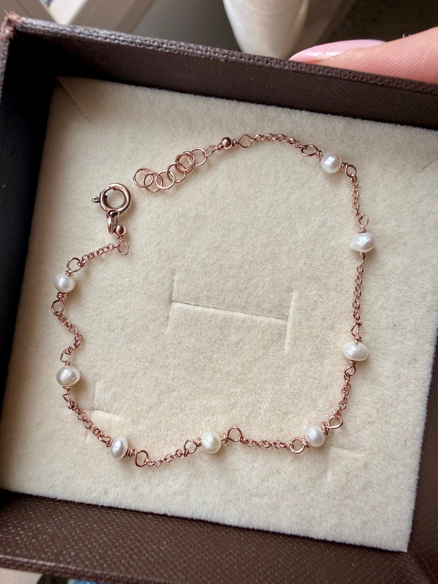 BRACCIALE CATENA ROLÓ ALTERNATA DA MICRO PERLE IRREGOLARI
