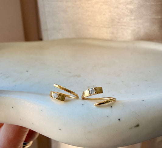 ORECCHINI A SPIRALE CON BANDA LISCIA E PUNTO LUCE