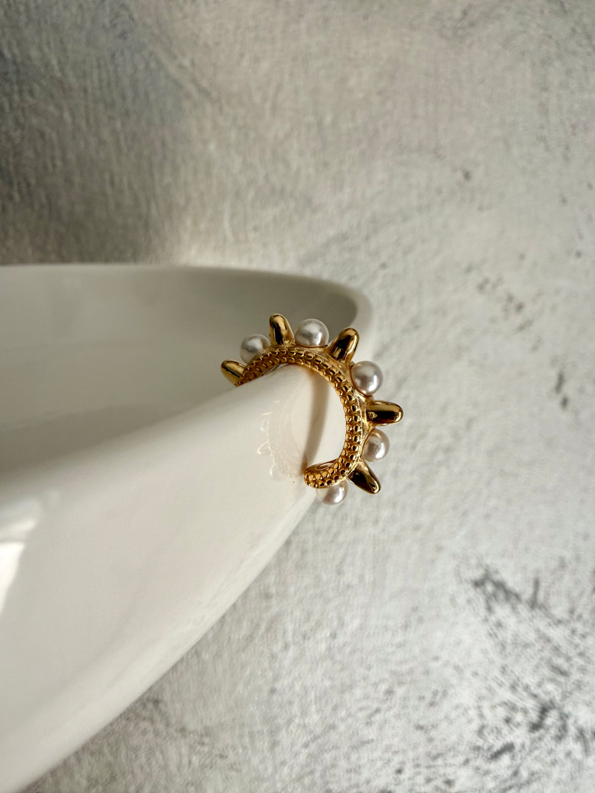 EARCUFF DORATO CON PERLE E PUNTE