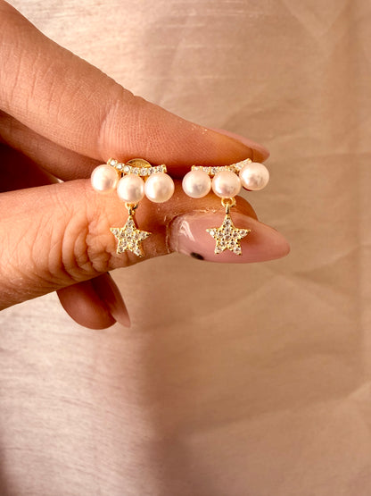 ORECCHINI A LOBO FASCIA ZIRCONATA CON TRE PERLE E STELLA PENDENTE