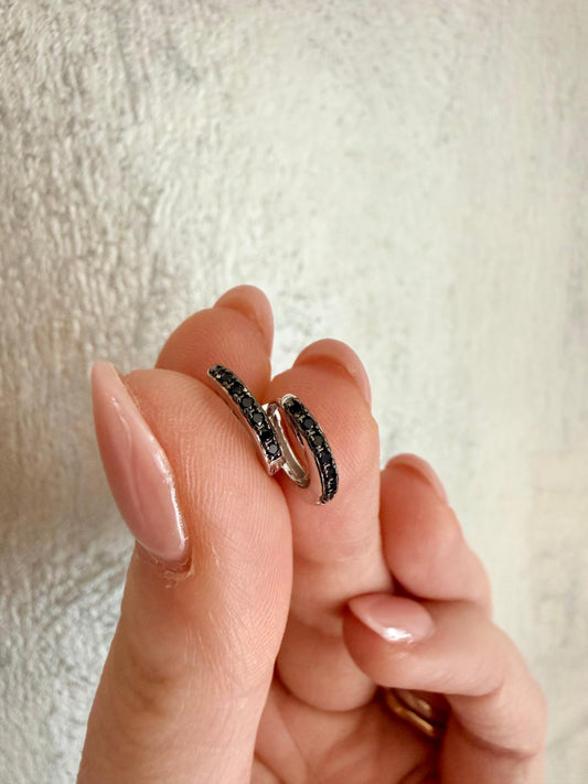 CERCHIO A SCATTO MINI CON ZIRCONI NERI