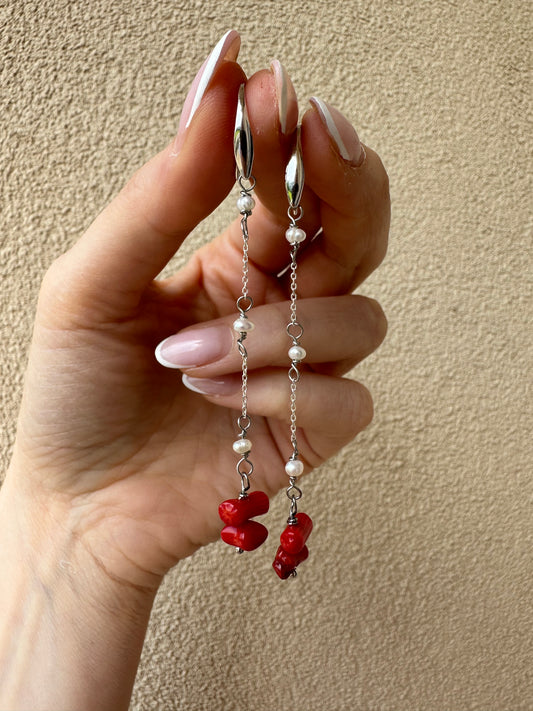 COPPIA ORECCHINI CATENELLA, PERLE E CORALLO BAMBÙ ROSSO