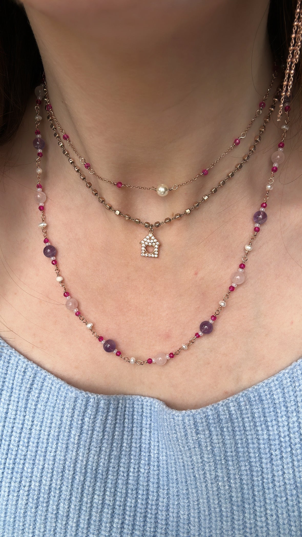 COLLANA CON PERLE BIANCHE E PIETRE VIOLA E ROSA