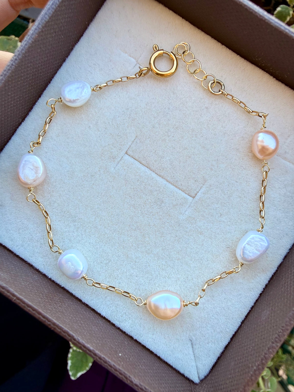 BRACCIALE IN ARGENTO DORATO E PERLE D’ACQUA DOLCE SASSETTO