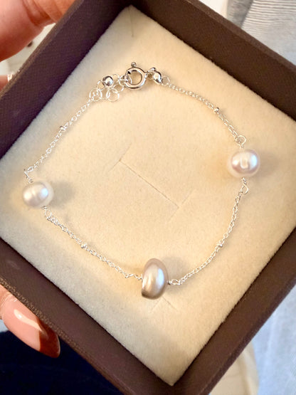 BRACCIALE CATENA RONDELLE IN ARGENTO BIANCO ALTERNATA DA PERLE SASSETTO BIANCHE E GRIGIE