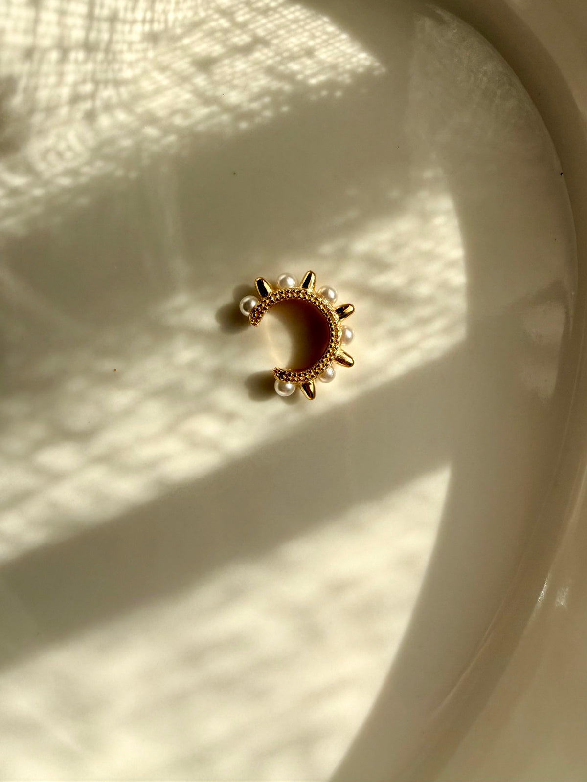 EARCUFF DORATO CON PERLE E PUNTE