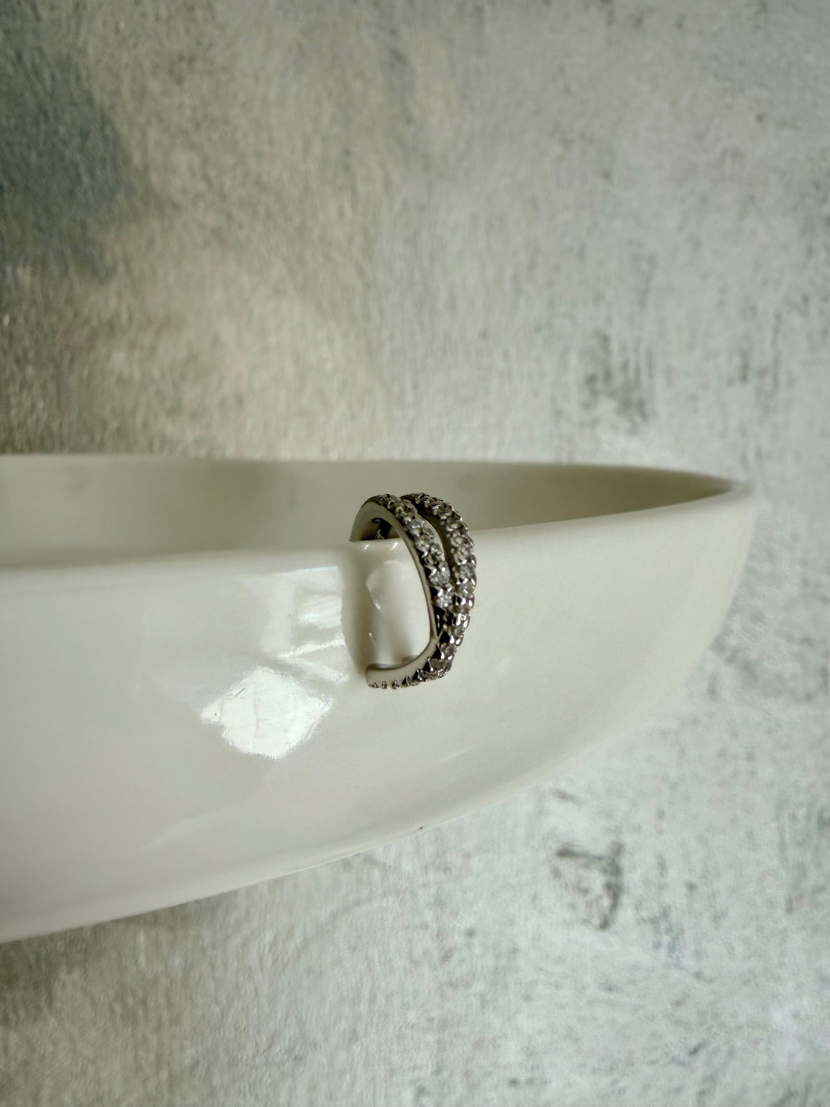 EAR CUFF CON DUE FILE DI ZIRCONI INCROCIATE
