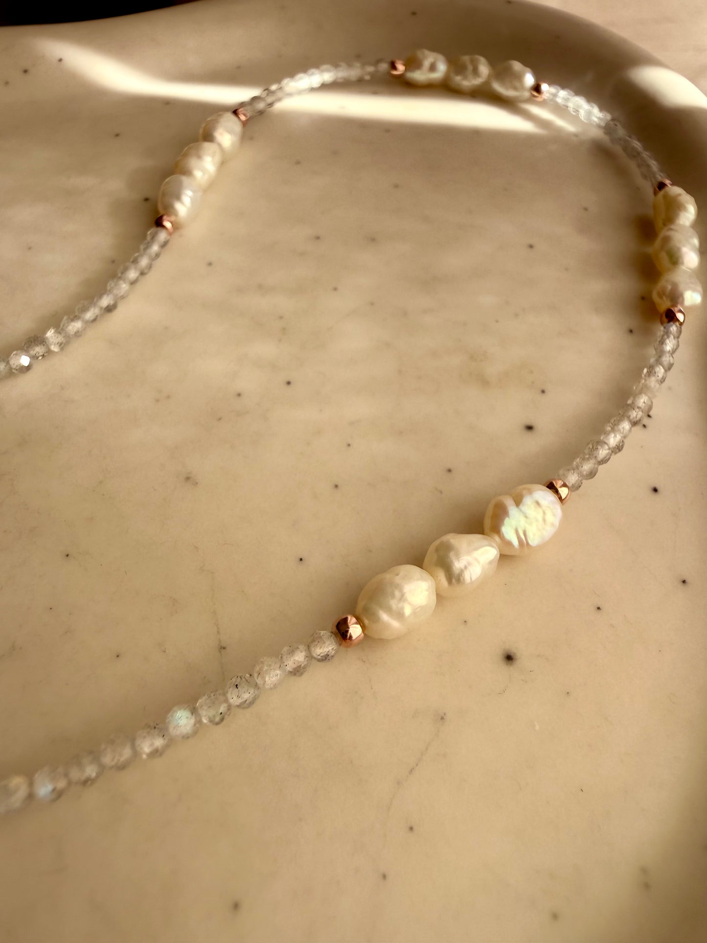 COLLANA LABRADORITE E TRIS DI PERLE TRA DUE PEPITE IN ARGENTO ROSÉ
