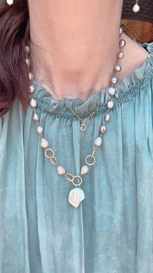 COLLANA ROSARIO CON PERLE BIANCHE, ROSA E VIOLA ED ELEMENTI DORATI