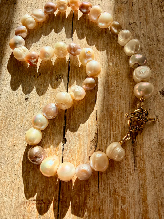 COLLANA CON PERLE BAROCCHE CHAMPAGNE, BIANCHE E LILLA