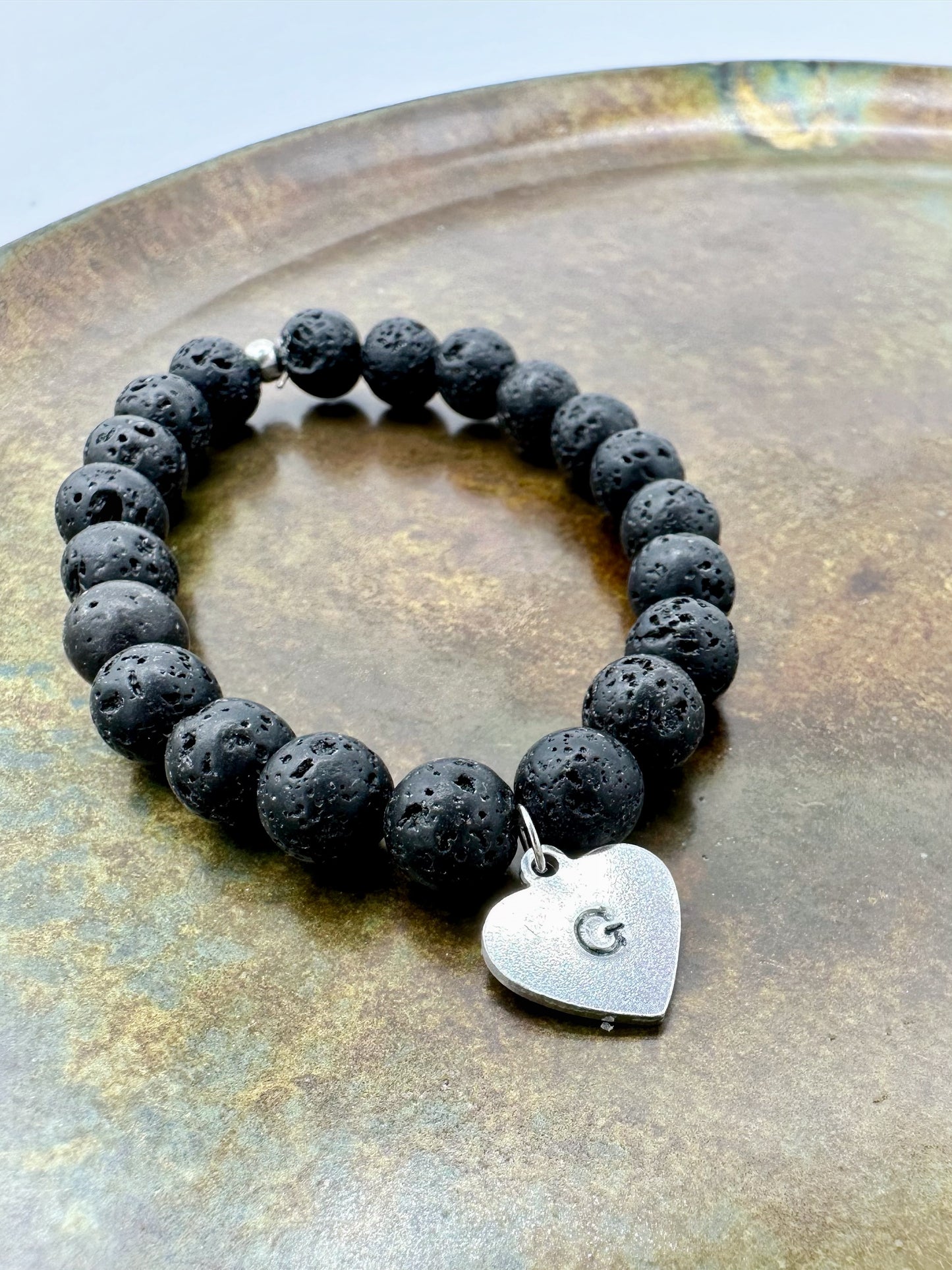 BRACCIALE CON LAVA NERA E CUORICINO INCISO A MANO