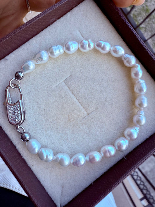 BRACCIALE CON PERLE IRREGOLARI E MOSCHETTONE CON ZIRCONI BIANCHI