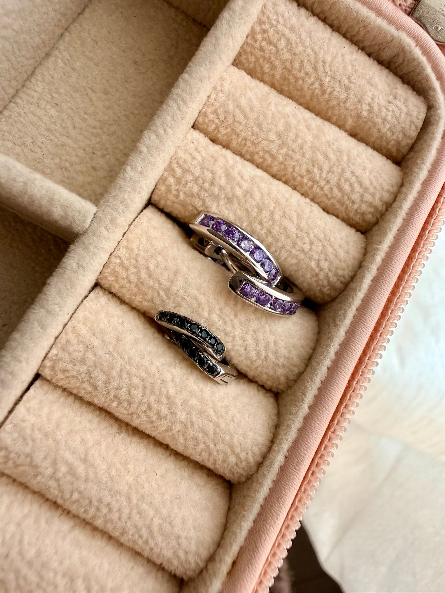 ORECCHINI A CERCHIO CON ZIRCONI VIOLA