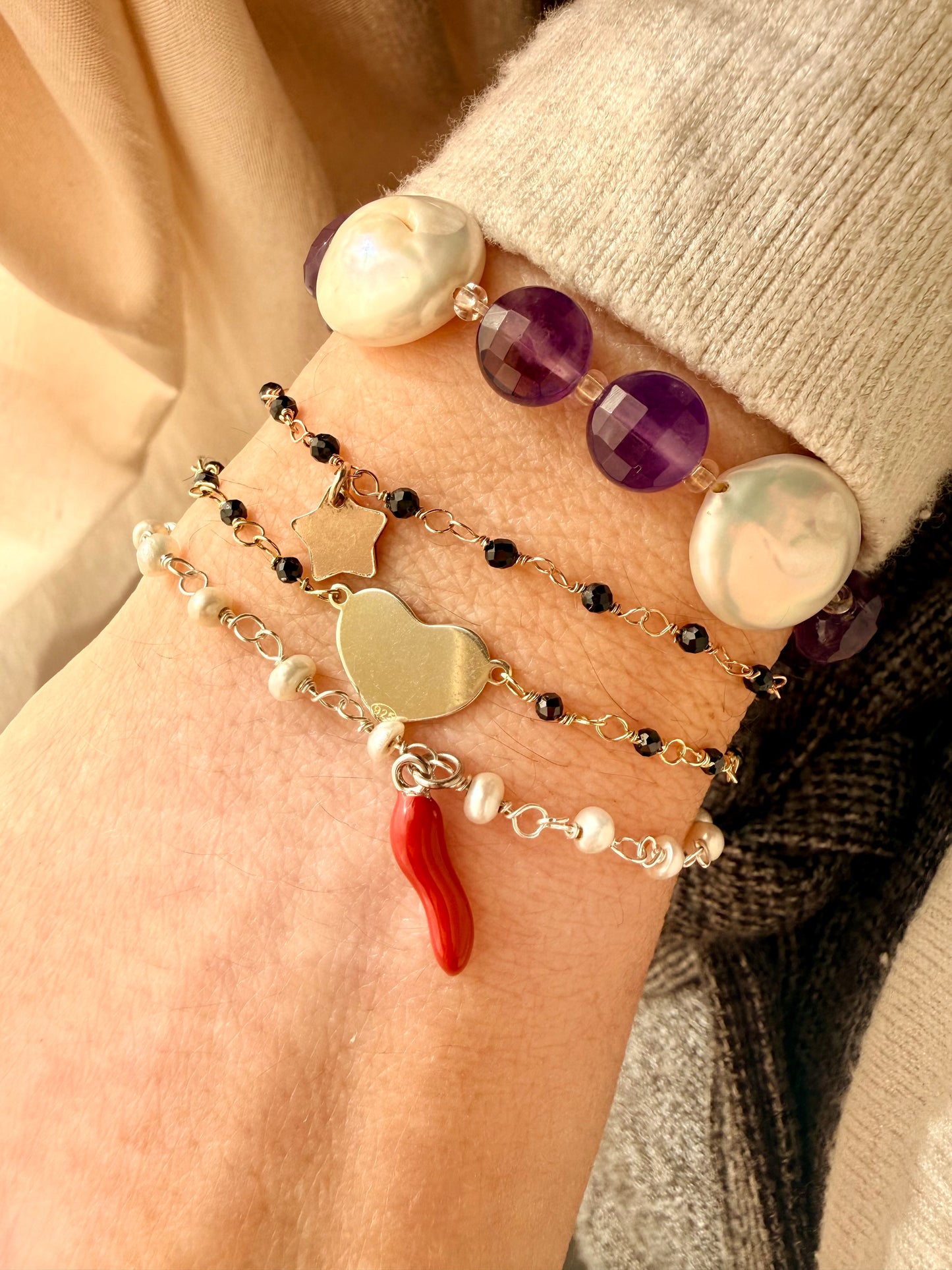 BRACCIALE PORTA FORTUNA RADO PERLE E CORNETTO ROSSO PENDENTE