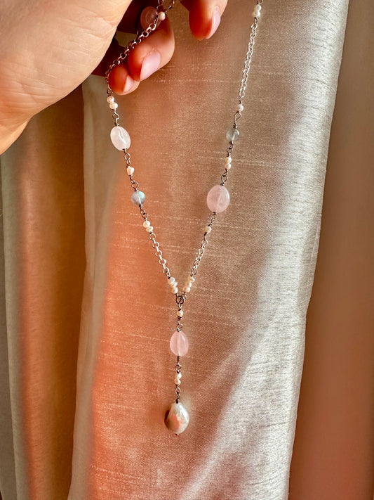 MAXI COLLANA ROSARIO CON QUARZO ROSA DEL MADAGASCAR, LABRADORITE E PERLE D’ACQUA DOLCE