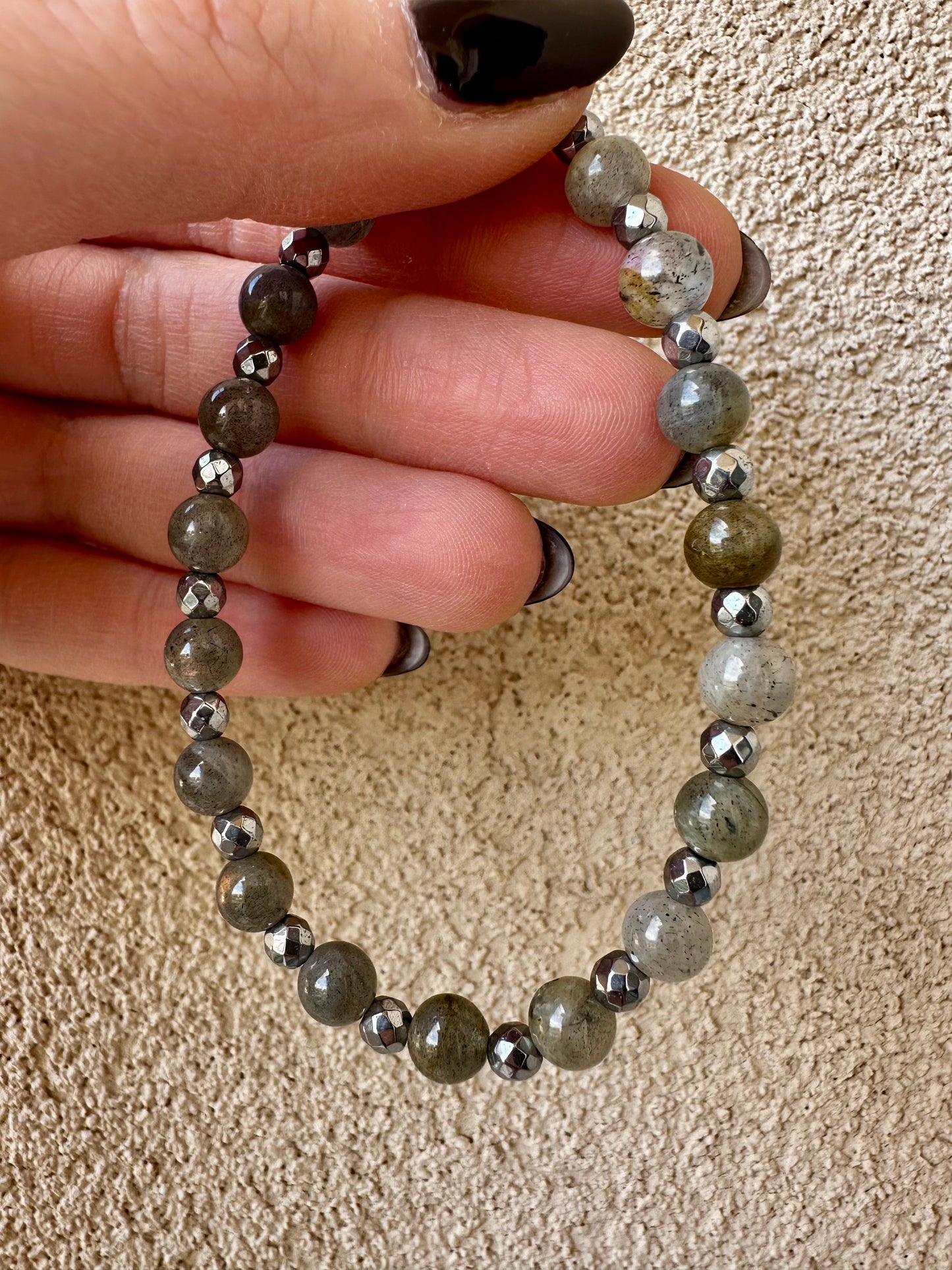 BRACCIALE ELASTICO CON EMATITE E LABRADORITE