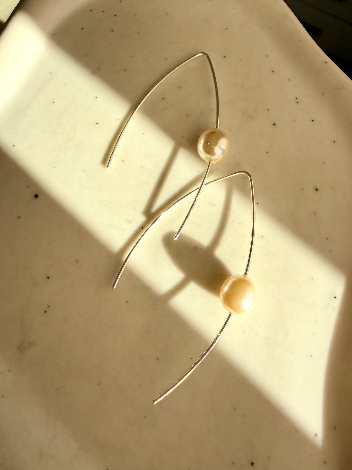 COPPIA ORECCHINI A FILO AMO RIGIDO CON PERLA