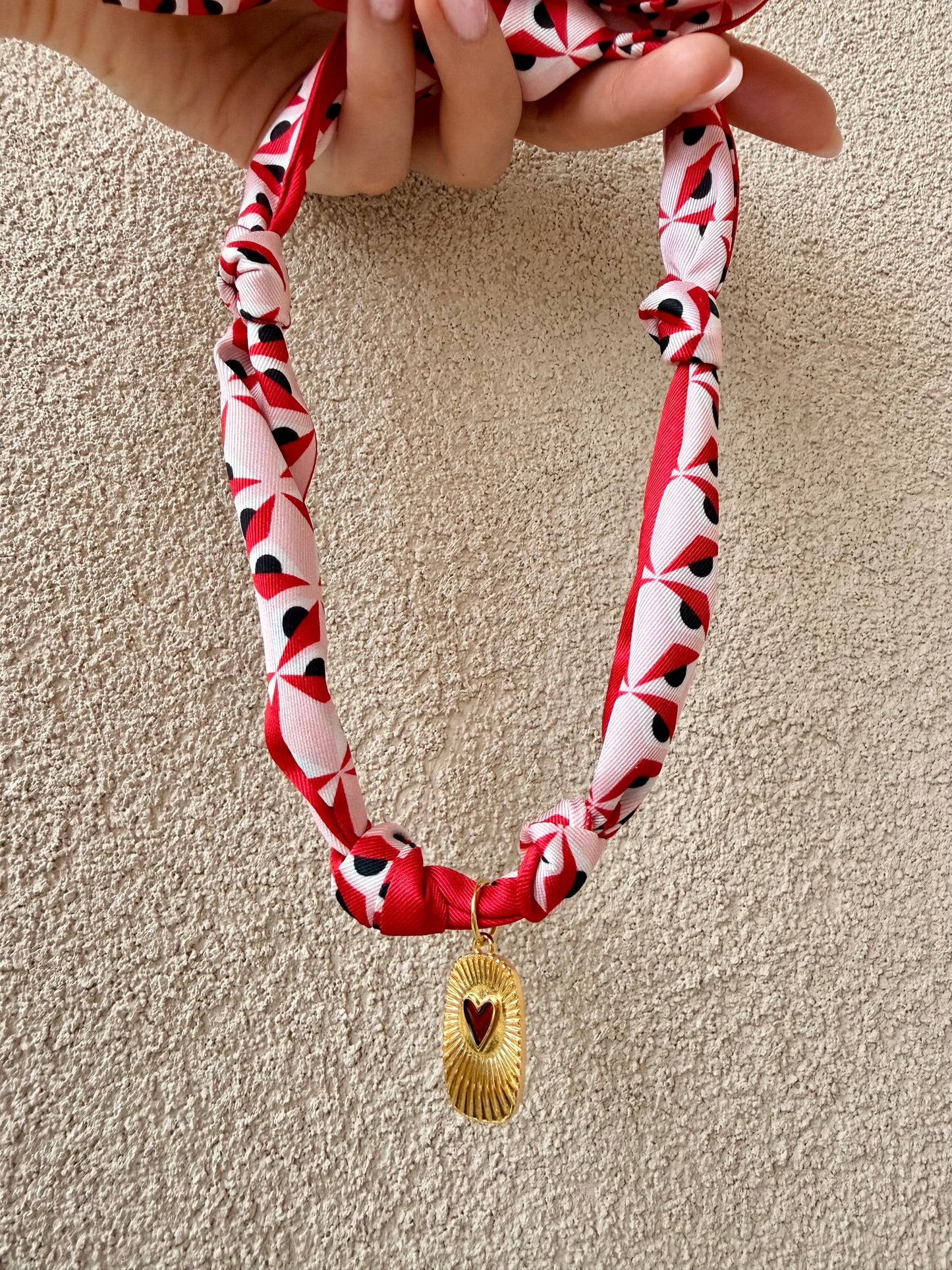 FOULARD GIOIELLO CON OCCHI ROSA CHIARO-ROSSO-NERO E PENDENTE CUORE SMALTATO DORATO