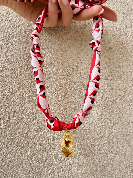 FOULARD GIOIELLO CON OCCHI ROSA CHIARO-ROSSO-NERO E PENDENTE CUORE SMALTATO DORATO