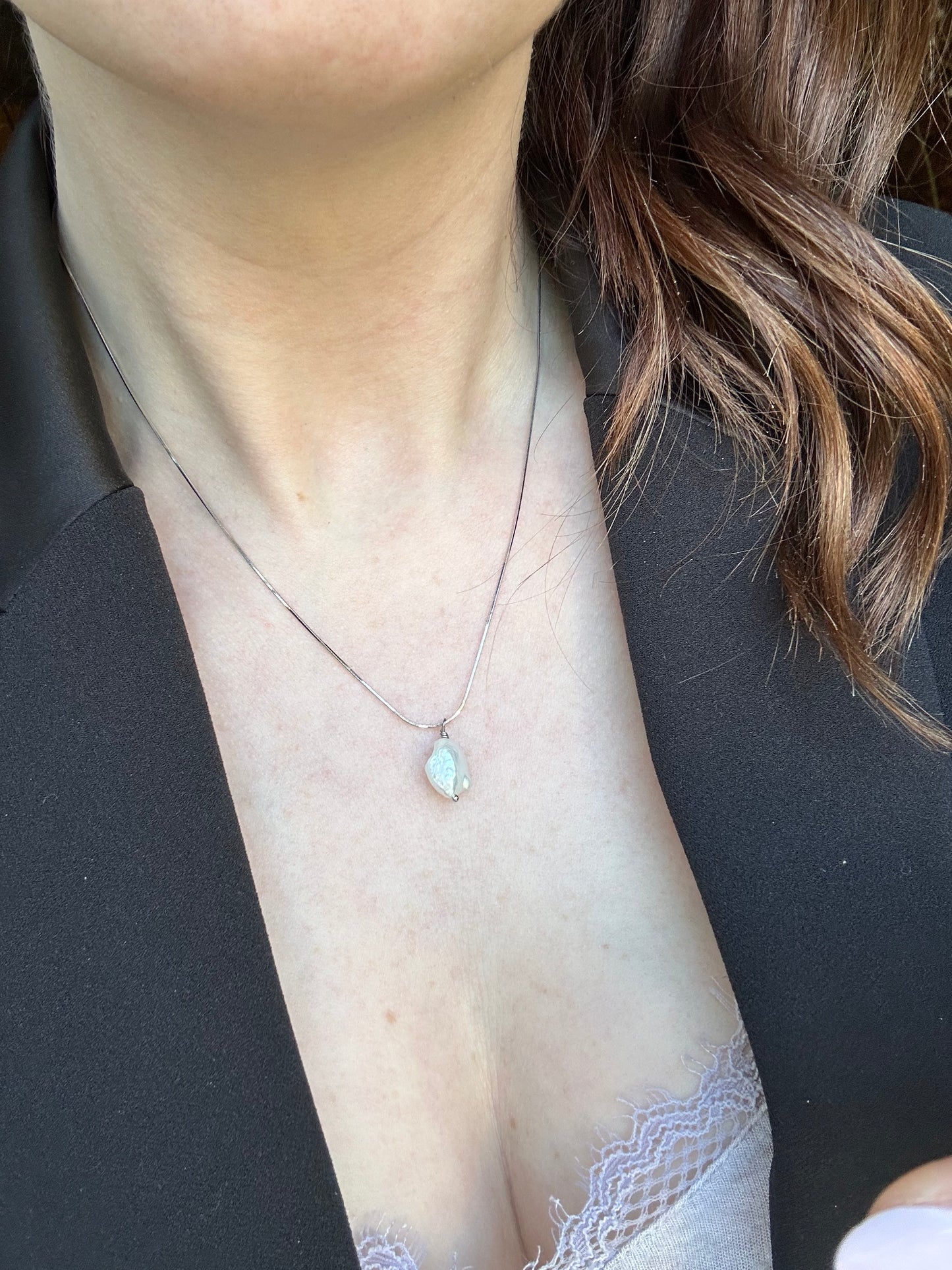 COLLANA FILO SEMI RIGIDO ARGENTO CON PERLA BIANCA