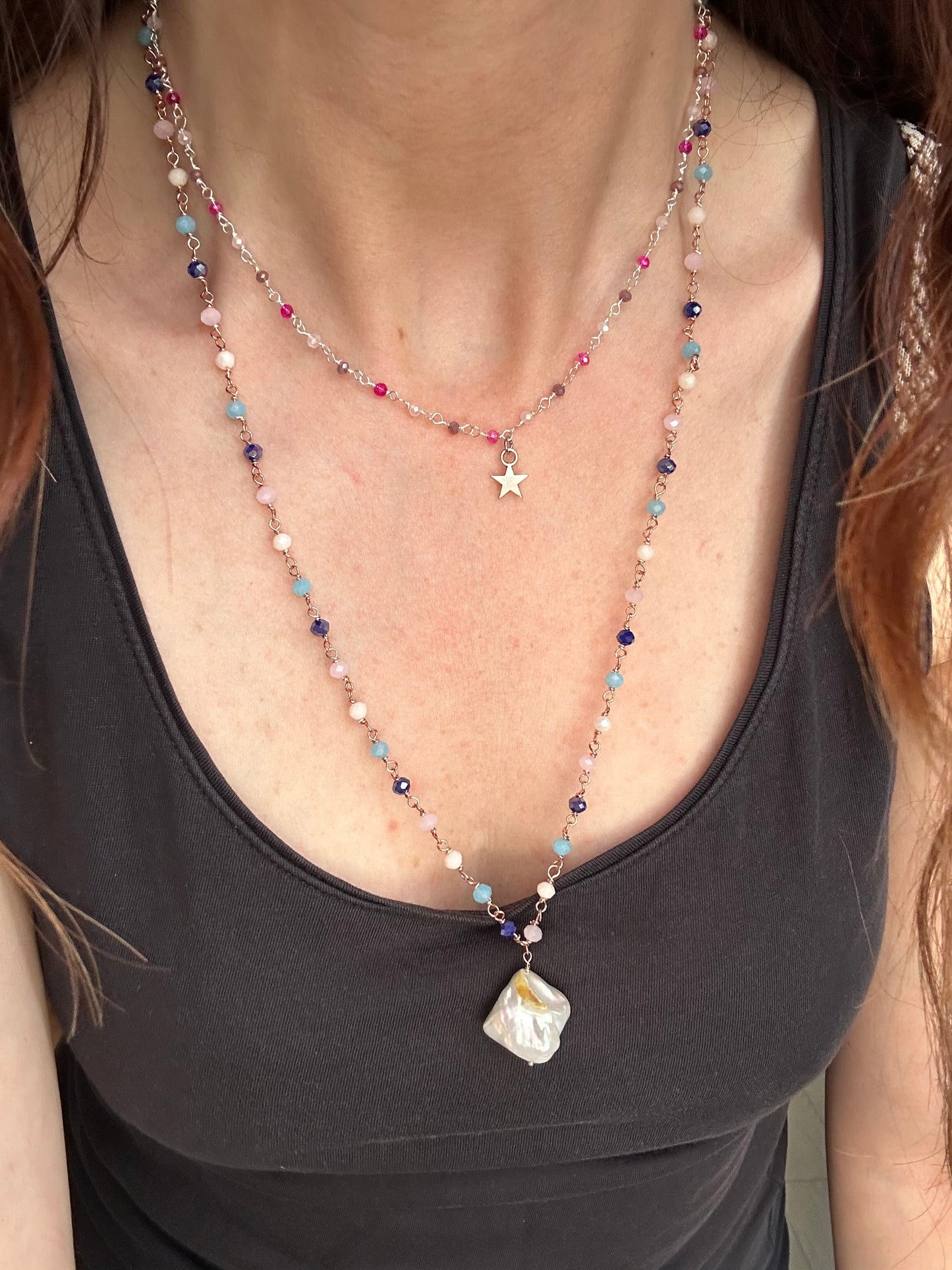 COLLANA CRISTALLI MULTICOLORE AZZURRO, BLU, ROSA E CIPRIA CON PERLA BAROCCA PENDENTE