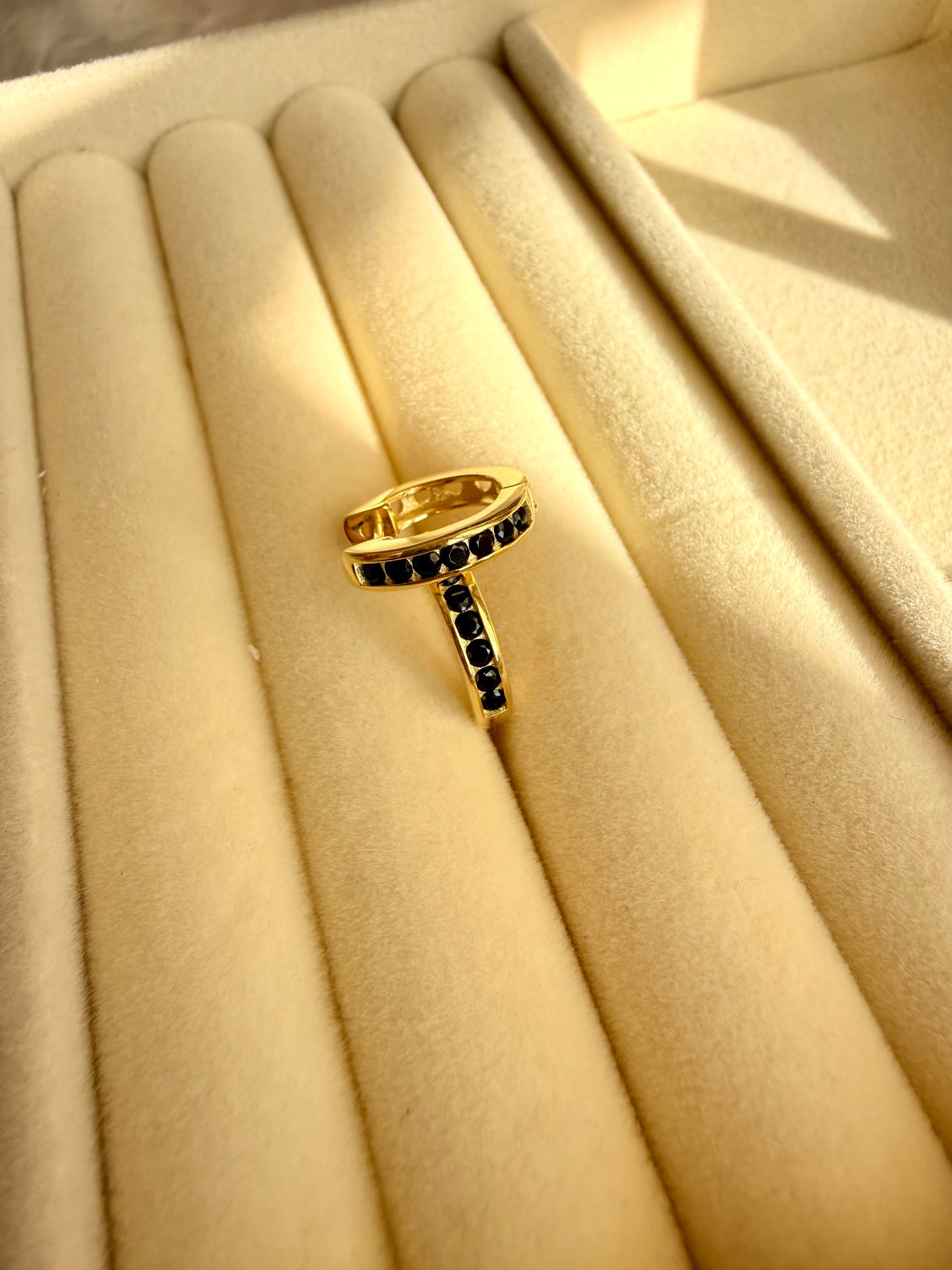 ORECCHINI A CERCHIO CON ZIRCONI NERI