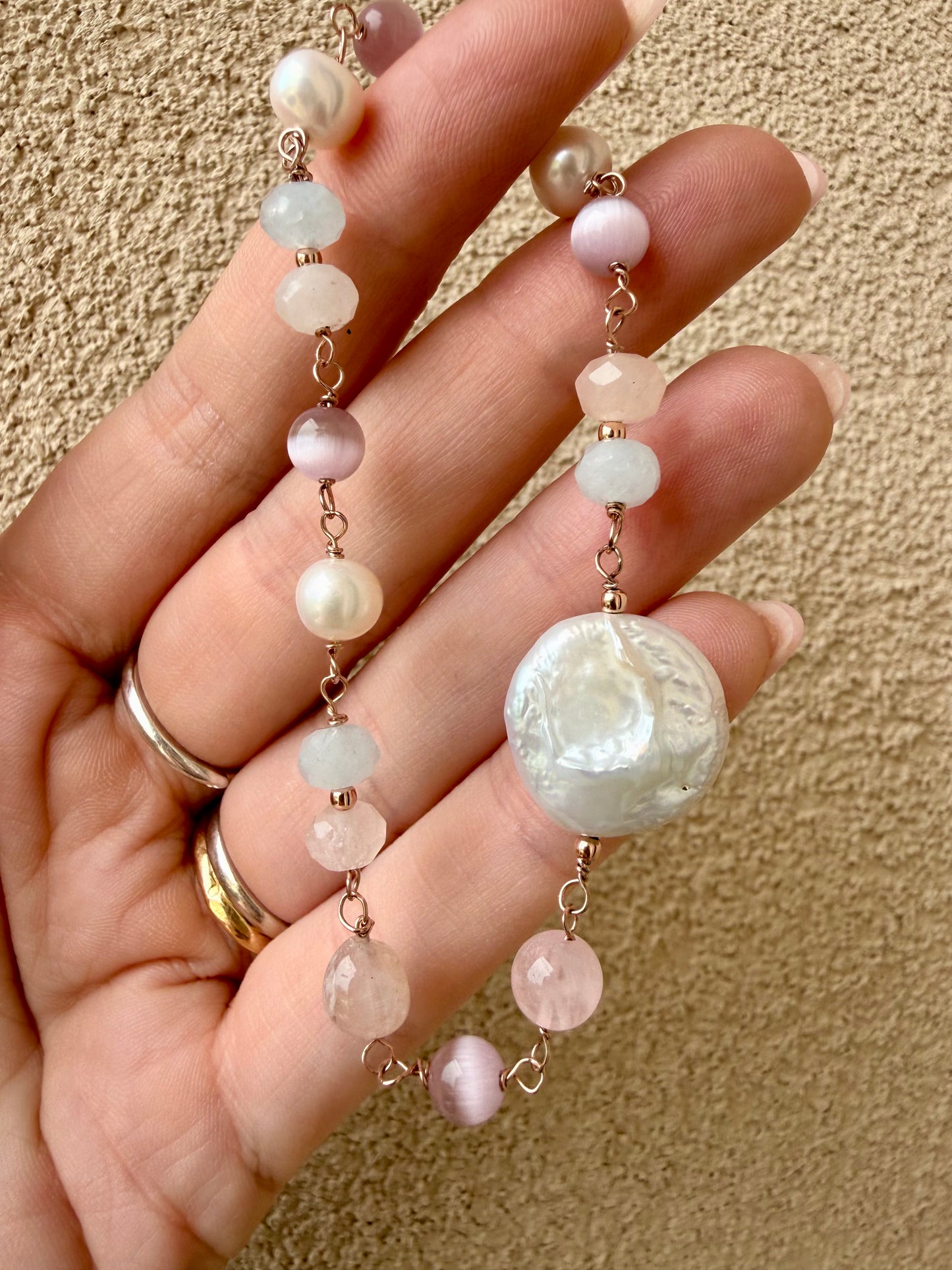 BRACCIALE PERLE MONETA E PIETRE ROSA E LILLA