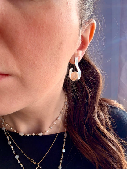 COPPIA ORECCHINI SEMICERCHI OVALI ALLUMINIO CON PERLA BIANCA