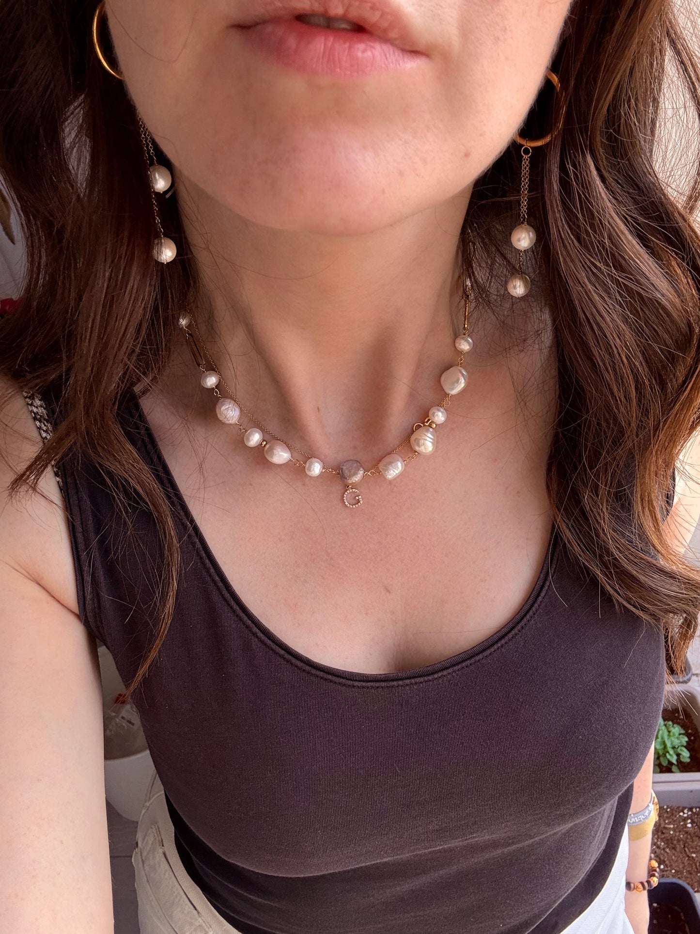 COLLANA PERLE SASSETTO BIANCHE VIOLA E ROSA ALTERNATE ED ELEMENTI OVALI PIATTI DORATI