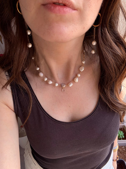 COLLANA PERLE SASSETTO BIANCHE VIOLA E ROSA ALTERNATE ED ELEMENTI OVALI PIATTI DORATI