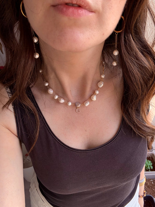 COLLANA PERLE SASSETTO BIANCHE VIOLA E ROSA ALTERNATE ED ELEMENTI OVALI PIATTI DORATI