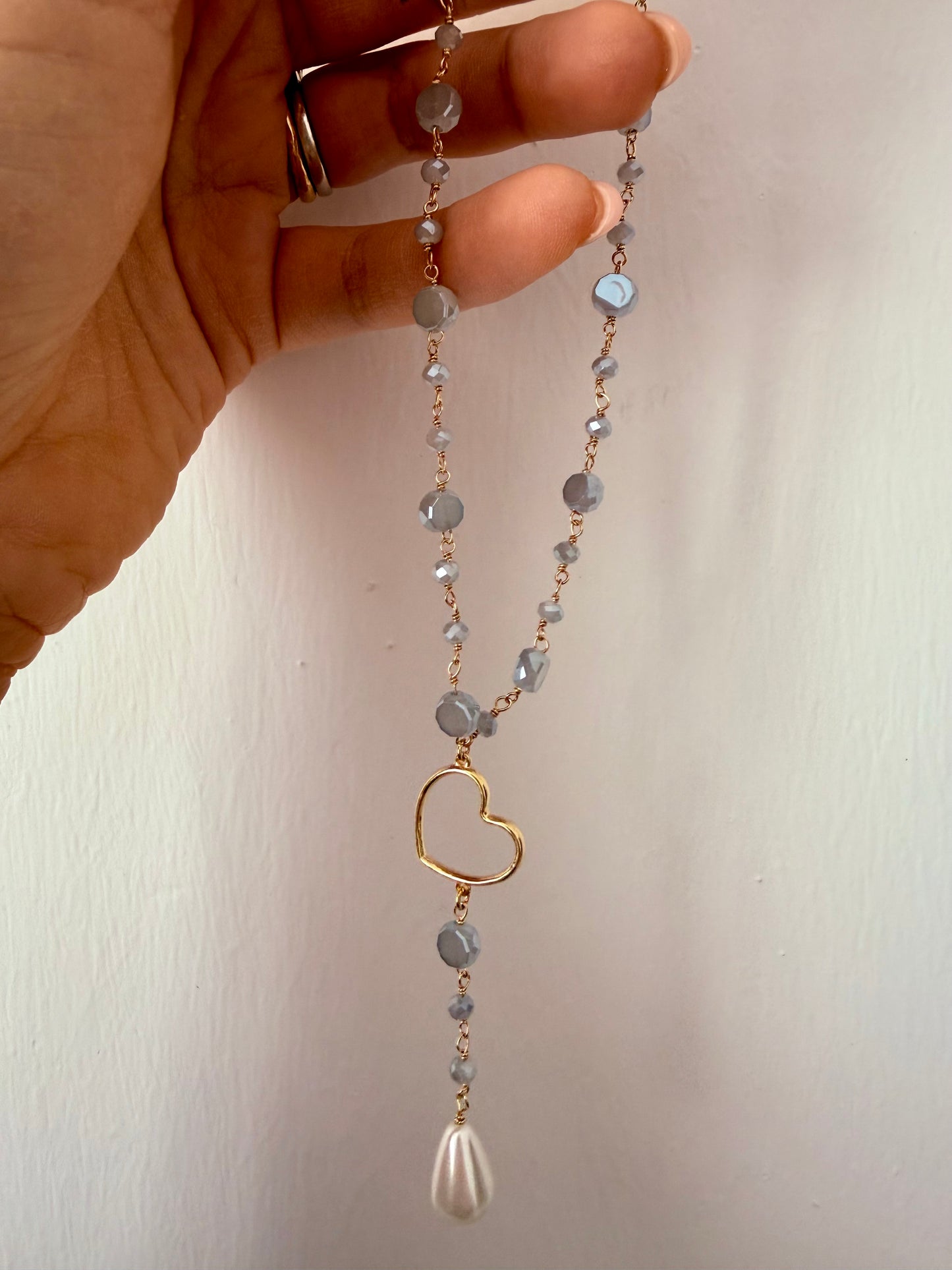 COLLANA ROSARIO AGATA GRIGIO CHIARO CON CUORE CENTRALE E PENDENTE CON MADREPERLA