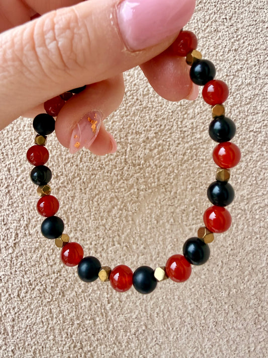 BRACCIALE ELASTICO CON AGATA NERA, OSSIDIANA, AGATA ROSSA ED EMATITE