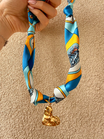 FOULARD GIOIELLO CON CANI BLU-BLU CHIARO-ARANCIONE E PENDENTE CUORE MARTELLATO ACCIAIO DORATO