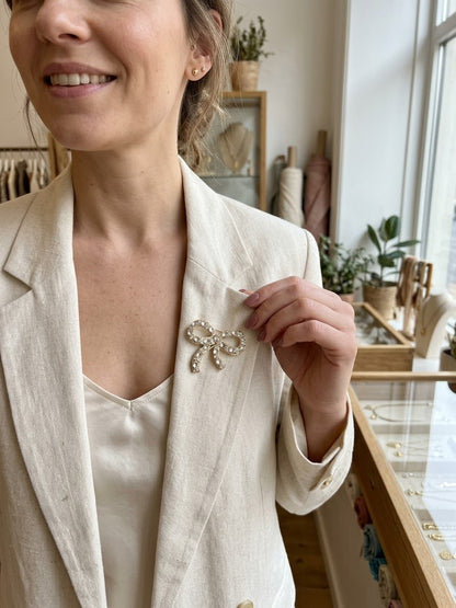 SPILLA GIOIELLO FIOCCO BON TON CON CRISTALLI E STRASS