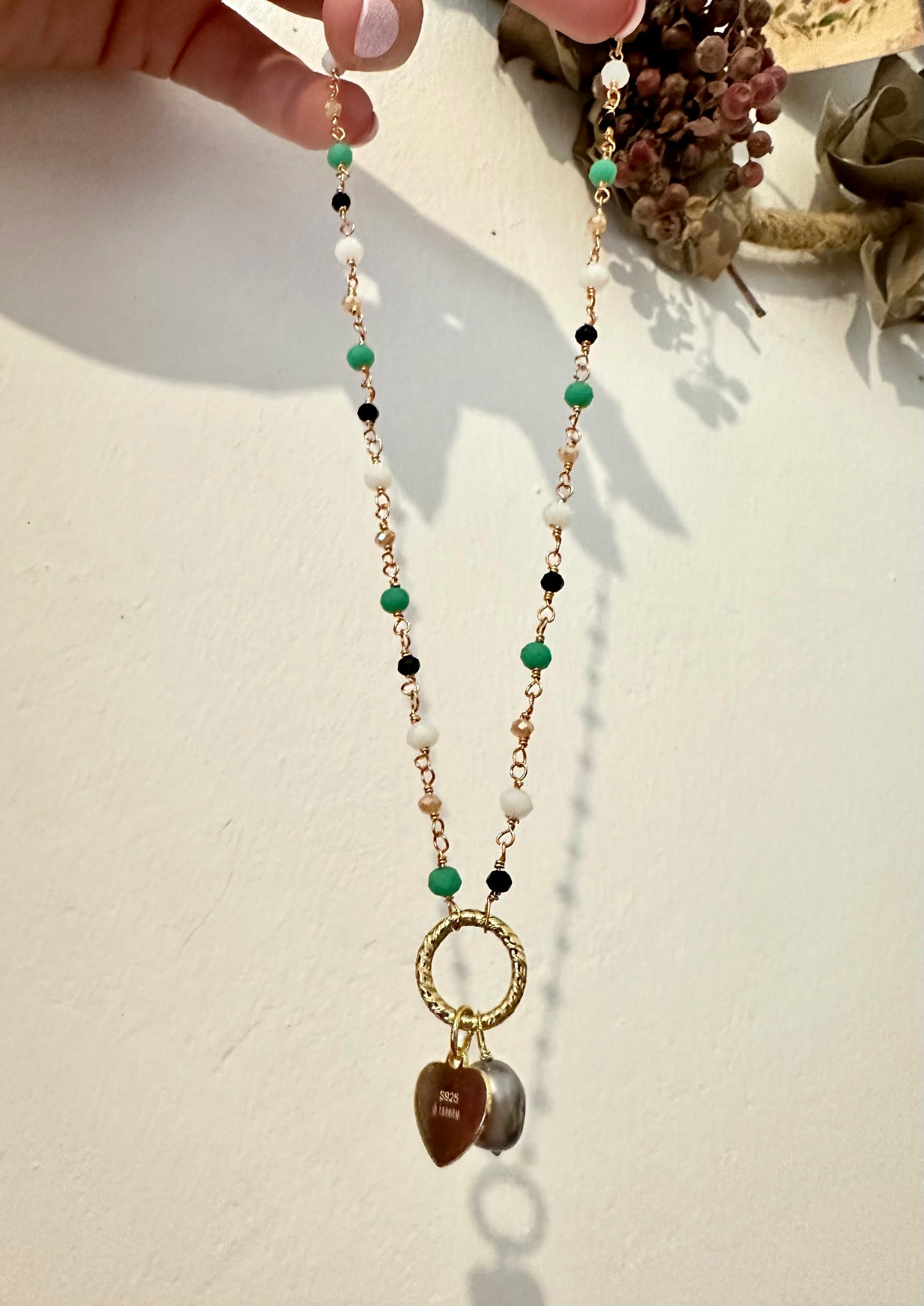 COLLANA CRISTALLI VERDE, BIANCO, BEIGE E NERO CON PERLA GRIGIA E CUORE