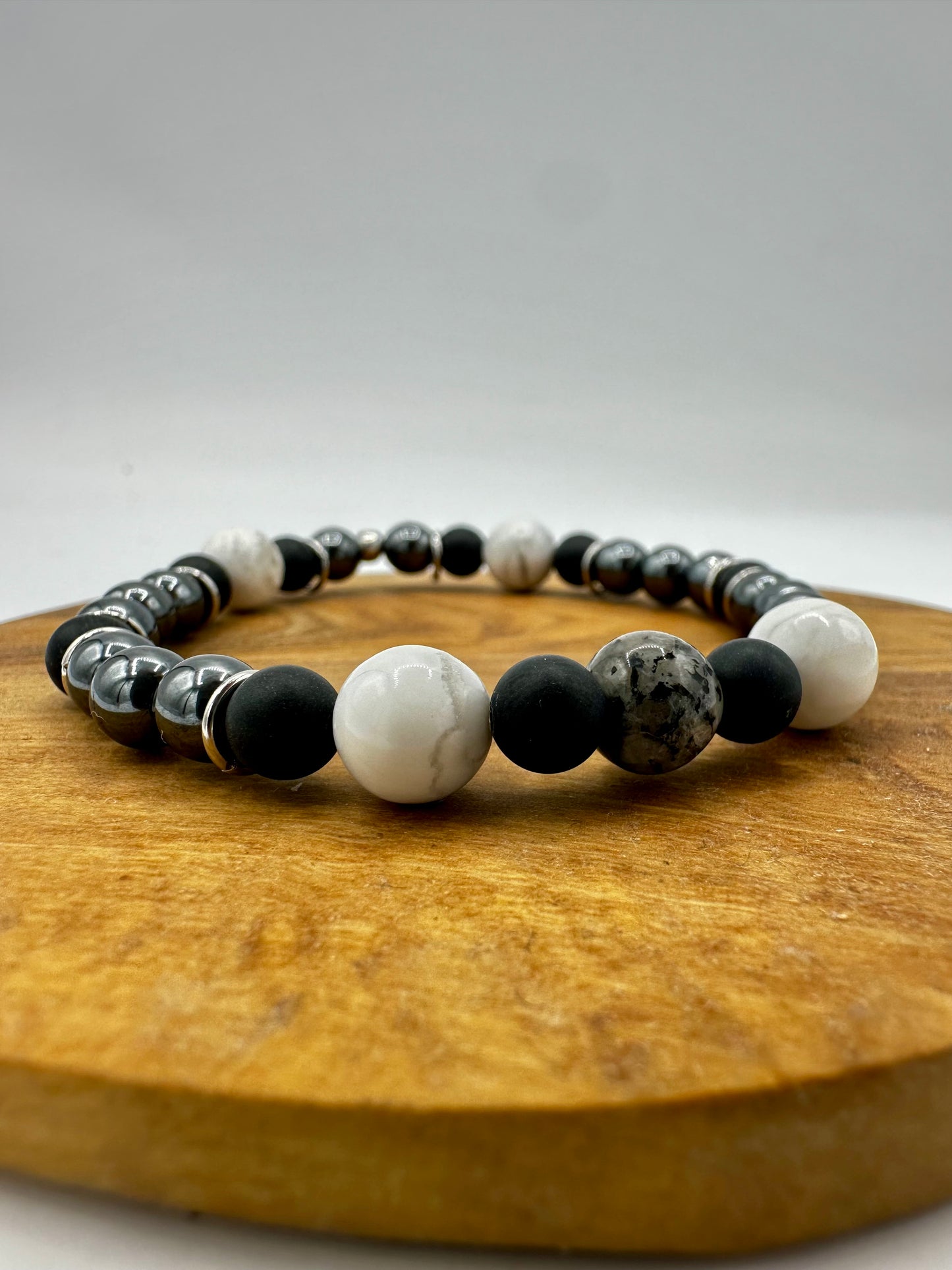 BRACCIALE ELASTICO CON DIASPRO, ONICE, AULITE BIANCO ED EMATITE