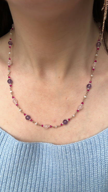 COLLANA CON PERLE BIANCHE E PIETRE VIOLA E ROSA