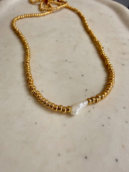 COLLANA DORATA CON PERLA RISINO IRREGOLARE - ELEGANZA NATURALE