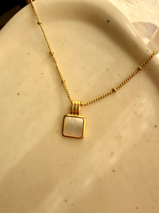 COLLANA CON PENDENTE QUADRATO MADREPERLA