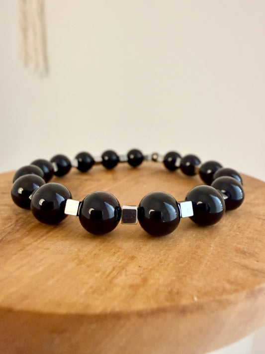 BRACCIALE ELASTICO CON AGATA NERA E CUBETTI DI EMATITE