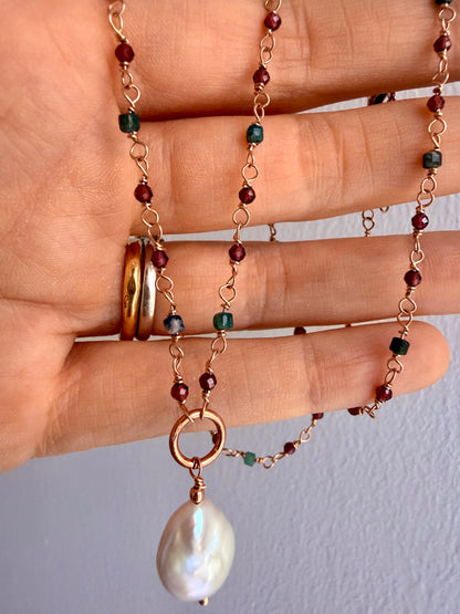 COLLANA CRISTALLI GRANATO ALTERNATI A PIETRE CUBICHE BLU CON PERLA MONETA BIANCA