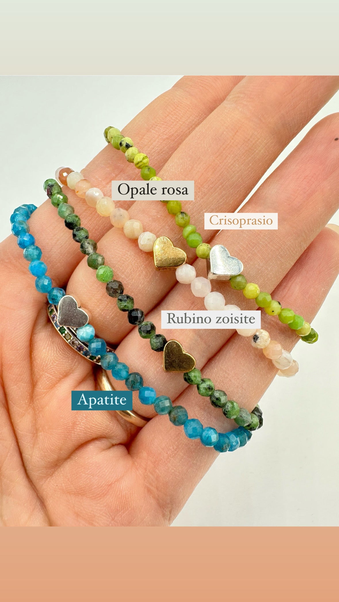 BRACCIALI ELASTICI CON PERLINE NATURALI SFACCETTATE E CUORICINO