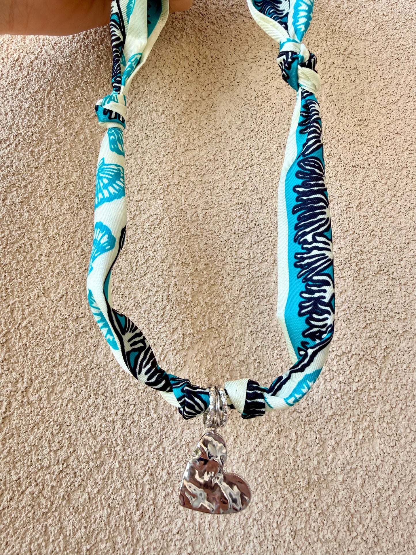 FOULARD GIOIELLO CON PENDENTE CUORE MARTELLATO ACCIAIO