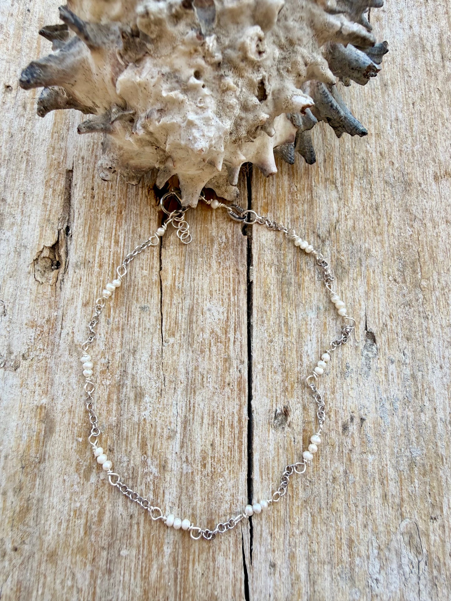 CAVIGLIERA CATENA ROLÒ ALTERNATA A TRIS DI MICRO PERLE IRREGOLARI